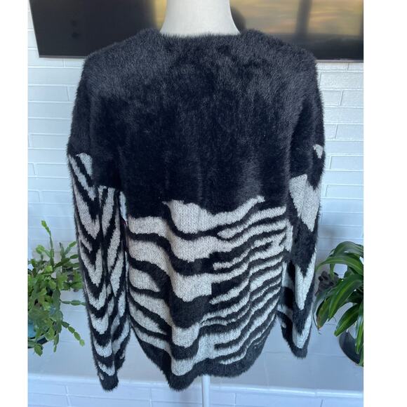 Vince Camuto Black and Gray V-Neck Sweater (Fits like a L) - Picture 3 of 13